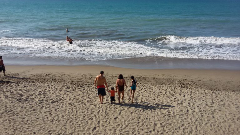 Alquiler_Departamento_Frente_al_mar_tonsupa_esmeraldas_Playa