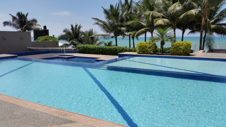 Alquiler_Departamento_Frente_al_mar_tonsupa_esmeraldas_piscina_ grande